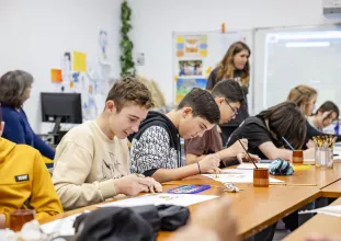 Des élèves en cours d'arts plastiques en train de faire de la peinture