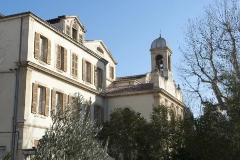 Vue de l'exterieur de l'établissement Vitagliano et de son clocher