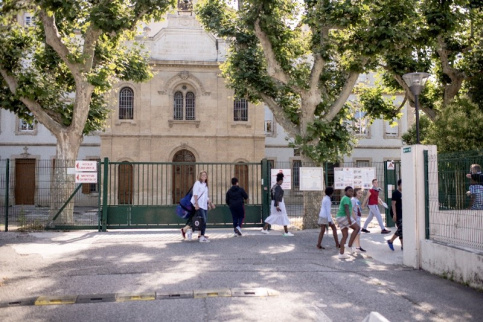Devanture du collège et des jeunes qui passent
