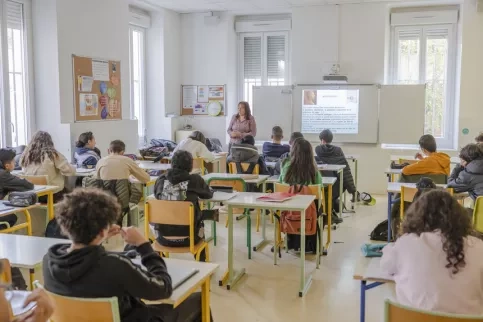 Classe du collège avec des élèves et la professeure d'histoire géographie