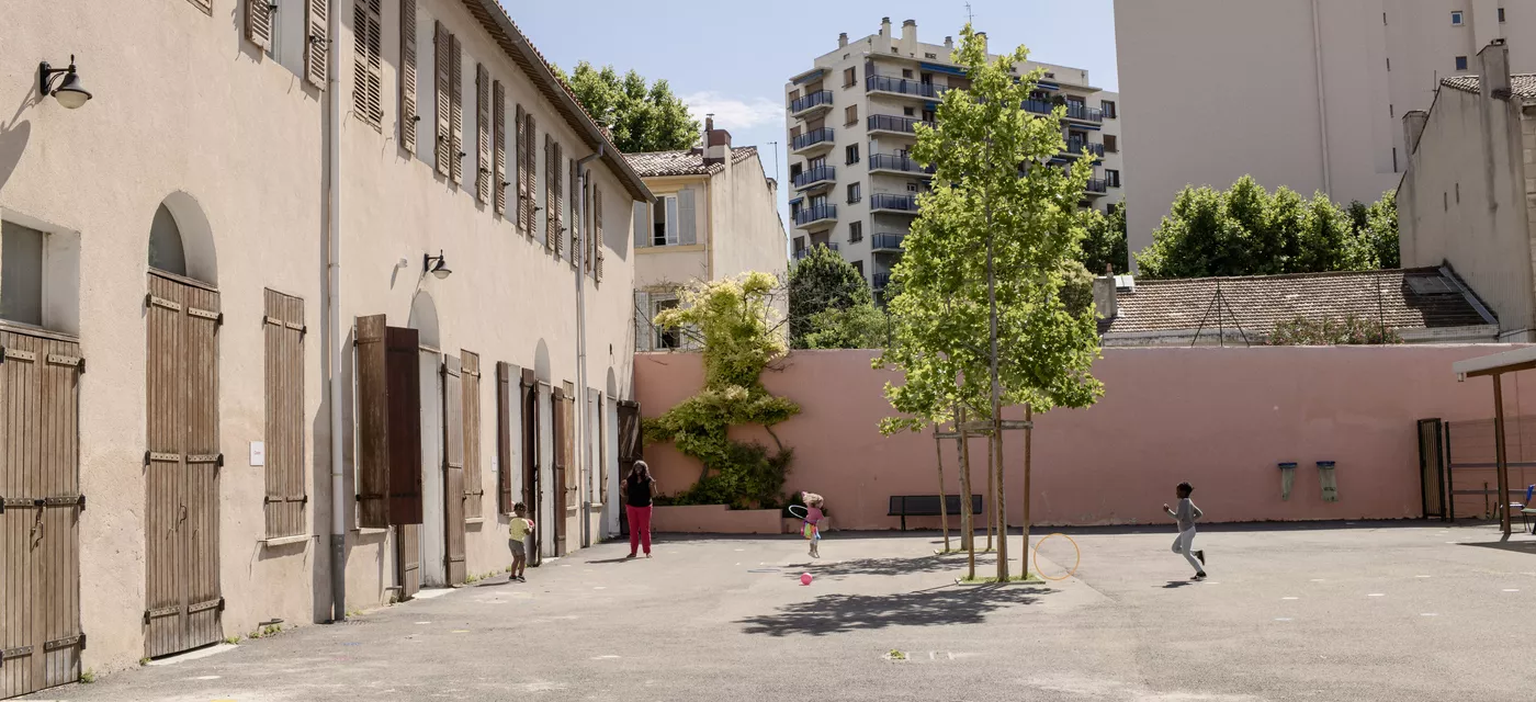 Cours de l'école Vitagliano et enfants qui jouent