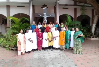 Groupe de jeunes devant un établissement en Inde 