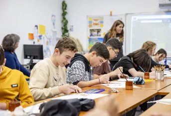 Des élèves en cours d'arts plastiques en train de faire de la peinture