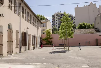 Cours de l'école Vitagliano et enfants qui jouent