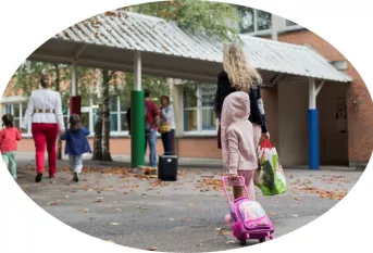 Les enfants en train de rentrer dans l'établissement avec leurs cartables