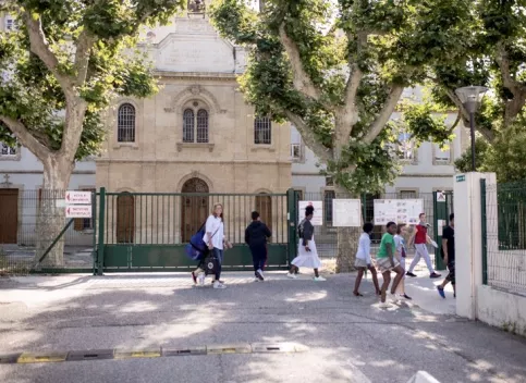 Devanture du collège et des jeunes qui passent 