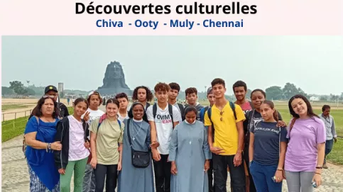 Groupe de jeunes devant un monument historique indien
