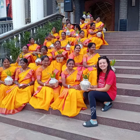 Jeune fille avec un groupe d'indiennes en tenue traditionnelle
