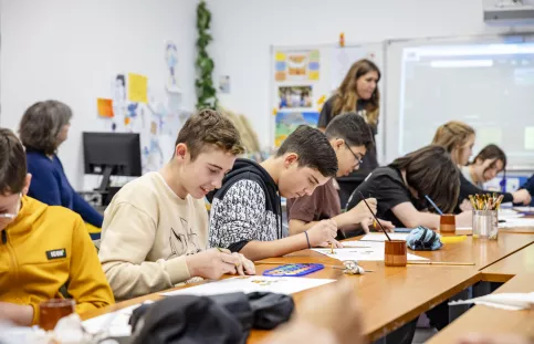 Des élèves en cours d'arts plastiques en train de faire de la peinture