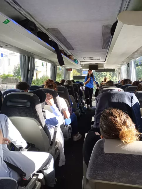 Jeunes dans le car pour aller au pèlerinage de Lourdes