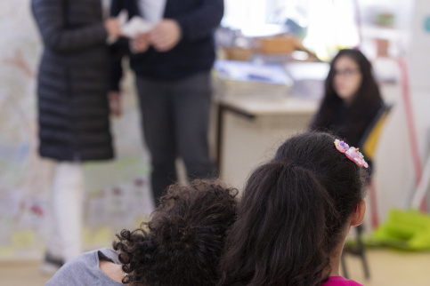 Deux jeunes filles de l'école primaire Vitagliano