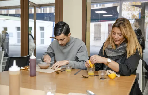Un jeune de l'internat et la responsable de la vie scolaire en train de déjeuner dans le self de l'établissement