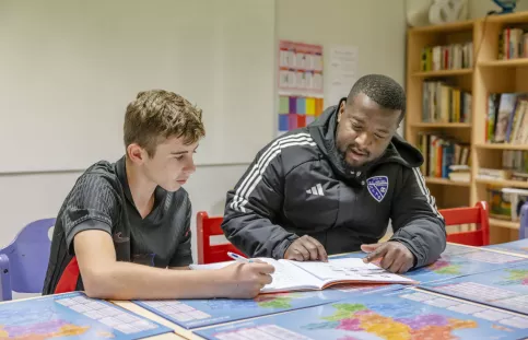 Léo, jeune de l'internat qui travaille avec un éducateur 