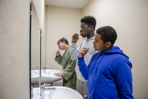 Timeo, Jayden et Muslim en train de se brosser les dents avant d'aller se coucher