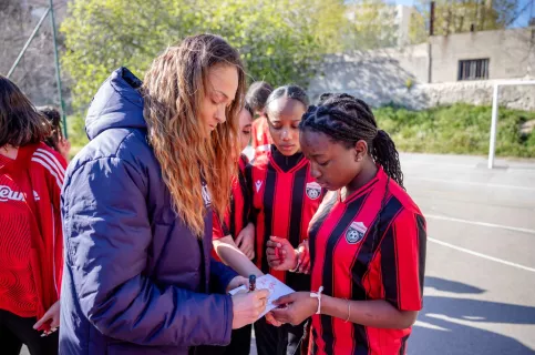 Les Marseillaises dédicacent les maillots des élèves de Vitagliano