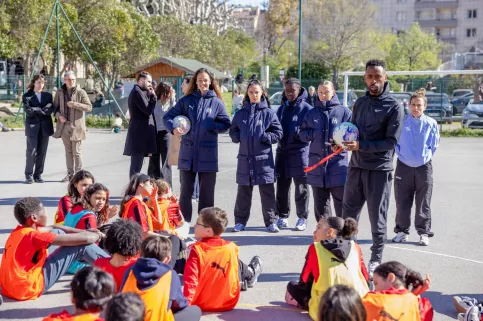 Les Marseillaises et les élèves avant le temps sportif