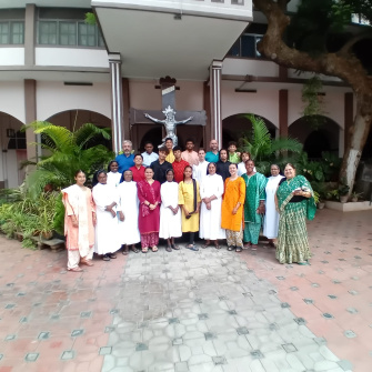 Groupe de jeunes devant un établissement en Inde 
