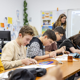 Des élèves en cours d'arts plastiques en train de faire de la peinture