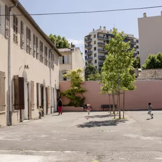 Cours de l'école Vitagliano et enfants qui jouent