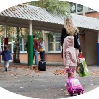 Les enfants en train de rentrer dans l'établissement avec leurs cartables