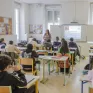 Classe du collège avec des élèves et la professeure d'histoire géographie