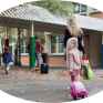 Les enfants en train de rentrer dans l'établissement avec leurs cartables